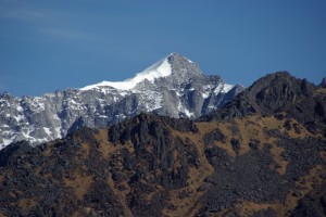Der zweithoechste Berg des Langtanggebirges (Dorje Lakpa -  knapp 7000m) kommt zum Vorschein