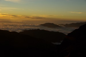 ...das Wolkenmeer versinkt langsam in warmen Farben in der Dunkelheit