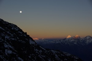 Die Sonne geht langsam auf und beleuchtet die umliegenen Bergspitzen