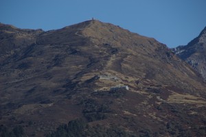 ...und ein letztes Mal zurueck auf die zurueckgelegte Wegstrecke (man sieht den Gompa auf der Spitze des Huegels)