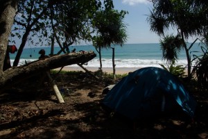 ...gleich am naechstn Tag packten wir Lebensmittel und Zelt und schafften uns ein schoenes Plaetzchen als Einzige auf dem 4km langen Strand