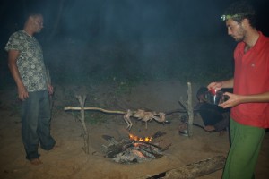 ...die Huehner roesten am Feuer am Strand