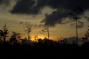 Wunderschoener Sonnenuntergang am Weg vom Dorf zu unserem Zeltplatz