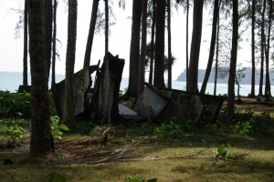 Passt nicht ins PAradies, ist aber hier Teil davon - umgespuelte, betonierte Klohaeuser eines ehemaligen Strandresorts als Reste der Zerstoerung durch den Tsunami. Viele Menschen fanden auf der Insel den Tod durch die Welle