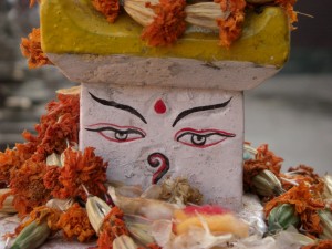 ..um die grosse Stupa findet man viele Kleine teilweise geschmueckt mit Blumenkraenzen