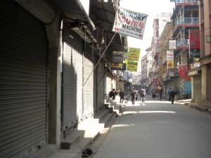 eine der Haupteinkaufsstrassen im Thamel, dem Touristenviertel...