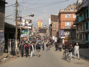 alle sind zu Fuss unterwegs...die sonst recht laermenden und oft stoerenden Autos haben heute mal Nichts zu suchen auf der Strasse...man lernt Kathmandu so ganz anders kennen