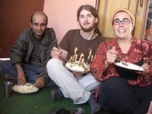 am Boden sitzend essen wir unser letztes Dal Baht in Nepal - supergut!