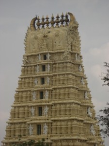 das ist die typische Form der meisten Tempel in Karnataka