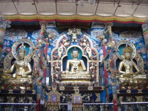 Buddhastatuen im Inneren des Klosters 