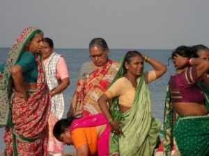 wunderschoen die farbigen und farblich gut uebereinstimmenden Sarees der Frauen