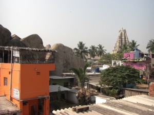 Hampi am morgen - die Haueser sind alle zwischen die umherliegenden Granitbloecke gebaut