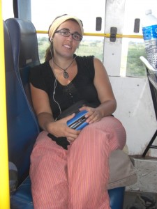 Wir machens uns mit Buch und Musikplayer im Bus gemuetlich