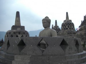 Damit mans sichs vorstellen kann - in jeder der Stupas sitzt ein Buddha in Meditationshaltung 