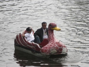...asiatischer Hochgenuss - wenn der Vater mit dem Sohne im Schwanentretboot :-)