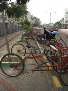 Auch in der Grossstadt funktioniert der oeffentliche Transport hauptsaechlich mit Fahrradrikscha (Becak)