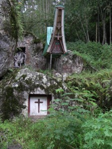 ...wunderschön und vor allem an Orten mit atemberaubenden Ausblick, die weltberühmten Grabstätten der Torajas