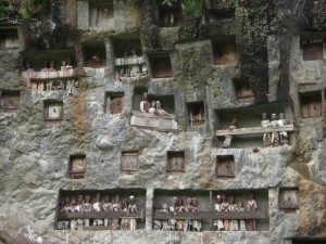 Ein Ausflug am nächsten Tag brachte uns zu einer großen Grabstätte mit den Tau-taus, den Ahnen der Toten als Püppchen dargestellt, die denen den Eingang ins Paradies erleichtern sollen