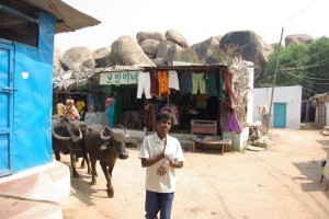 ...das gilt auch fuer die Souveniergeschaefte in Hampi-Stadt 