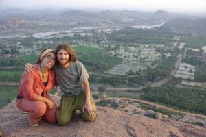 Mit einem wunderschoenen Farbenspiel senkt sich die Sonne hinter die Huegel von Hampi 