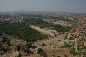 hier ein Blick auf das Stadtzentrum von Hampi mit dem Haupttempel