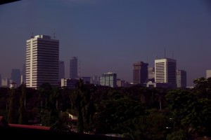 Jakarta ist eine moderne Stadt - Hochhaeuser, Smog und Parks