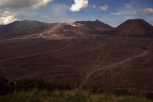 Der Blick direkt von unserer Unterkunft auf den grossen Krater Tengger Caldera mit den kleinen Vulkanen links der rauchende Bromo, rechts der erloschene Mt. Botok und im Hintergrund(kleine Spitze) Gunung Semeru