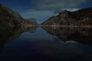 ...die Wasseroberflaeche spiegelt aber wunderschoen die bunten Farben des Vulkangesteins wieder