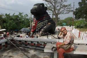die Nandi-Statue am Rueckweg - Nandi, das Leittier von Gott Shiva