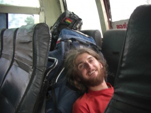 mit Sack und Pack auf dem Weg nach Gokarna - leider hatten wir nicht in jedem Bus so viel Platz, dass wir gemuetlich schlafen konnten; ausserdem hat es einen in der letzten Reihe bei jeder Bodenerhebung ca 30 cm oder mehr vom Sitz aufgehoben