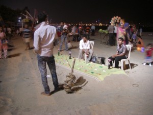 Zwar kann man im Wasser nicht schwimmen aber der Strand ist am abend beliebt bei Spaziergaengern