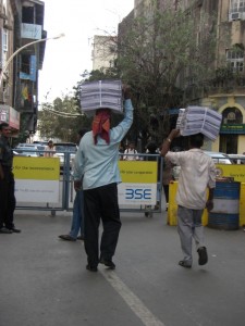 ...alles wird am Kopf transportiert, hier vor der Boerse von Mumbai...