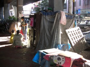 ...wir gehen durch das Wohn-Schlafzimmer einer obdachlosen Familie, hier wird gekocht, getratscht, geschlafen und Toilette gemacht...