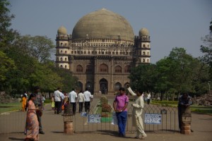 Golgumbaz - Das Grabmal von Schah Mohammed Adil und das Wahrzeichen Bijapurs (die viertgroesste Kuppel der Welt)