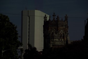 Ein typisches Mumbaibild - victorianische Kirche neben modernstem Hochhaus