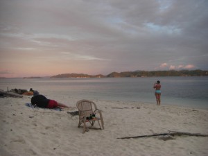 Zwei Inselmitbesucher (Franzosen) geniessen mit uns den Sonnenuntergang