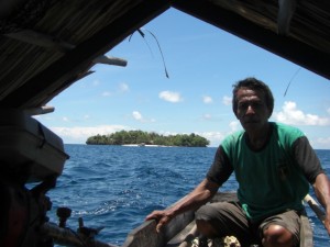 Und ab gehts mit dem Langboot zur größeren Schwesterinsel - einen schwermütigen Blick auf unser Paradies gerichtet