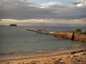 Der Strand vor unserem Bungalow in Kadikiri - schön aber in weiter ferne sieht man Taipi